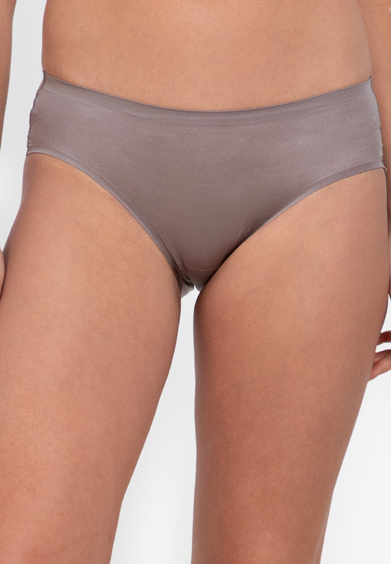 women wearing seamless underwear